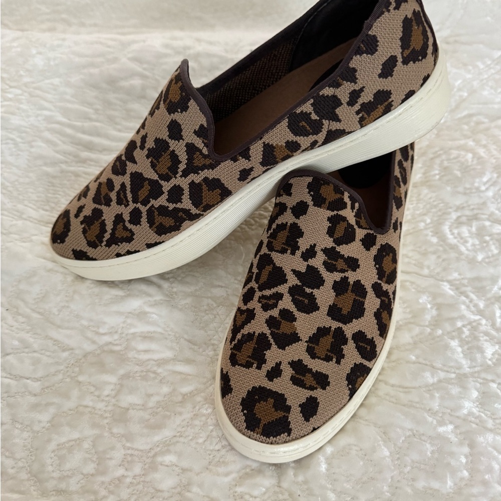Sofft Somers Leopard Print Slip-On Sneakers summer fun - Picture 3 of 5